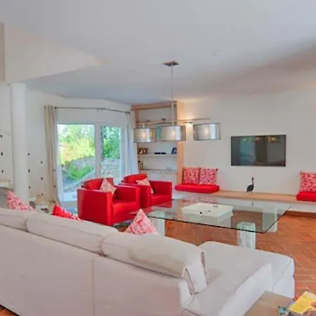 Vila Vale Do Garrao Sleeps 8 With Pool Air Con And Wifi